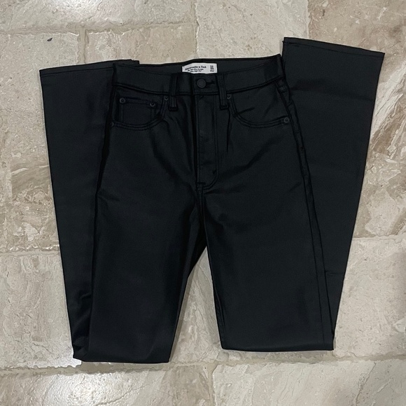 NWOT Abercrombie Ultra High Rise 90s Slim Straight Jean Coated Black (Size 24) - Picture 2 of 7